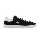 Championes Lacoste modelo Baseshot, de diseño urbano con capellada de gamuza negra, detalles en blanco en el talón, cordones y suela de goma, con el logo del cocodrilo bordado en el lateral.