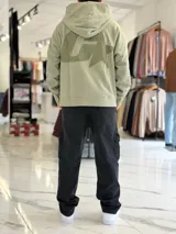 Canguro oversize gris con capucha y gran estampado gráfico trasero en tono más oscuro.
