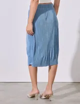 Falda midi plisada color celeste, de satén, con pretina elastizada.