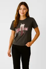 Remera de algodón color gris oscuro, de manga corta y cuello redondo. Presenta un estampado frontal con una figura femenina en tonos rosados y blancos, con detalles de lentejuelas.