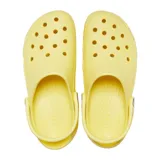Zuecos con plataforma Crocs Classic Platform, color negro, con suela exterior elevada, aberturas de ventilación superiores y tira trasera ajustable.