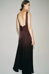 Vestido largo bordó de ZARA Woman Collection con escote en pico, tirantes finos y combinación de tejidos a tono. Cuenta con cierre lateral con cremallera oculta en costura y bajo recto.