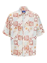 Camisa de manga corta con cuello resort y fit amplio, confeccionada en tejido plano de lino y algodón. Presenta un estampado de mosaicos en tonos rojo, naranja, azul y blanco.