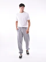 Pantalón deportivo negro, tipo jogging, con cordón ajustable en la cintura y puños elásticos en los tobillos.