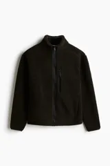 Campera deportiva de sherpa con cuello elevado, cierre frontal completo, mangas raglán, un bolsillo superior con cierre y dos bolsillos laterales. Presenta terminaciones elásticas en puños y ruedo.