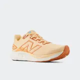Championes de running New Balance modelo 680 V8, color naranja claro/durazno con detalles en naranja más oscuro y azul claro en el cuello. Presentan logo 'N' en el lateral y tecnología de amortiguación Fresh Foam en la suela.