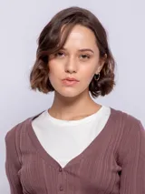 Cardigan de punto acanalado en color marrón, con escote en V, cierre frontal con botones a tono y mangas largas ajustadas.