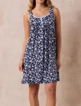 Camisón corto de tejido suave con estampado floral, escote redondo con botones y detalle plisado en la parte delantera.