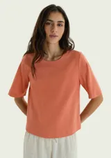 Blusa de manga corta color celeste, con cuello redondo y diseño holgado.