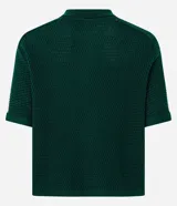 Blusa femenina de punto color verde oscuro, con cuello polo y abertura delantera sin botones. Presenta una trama ahuecada con textura uniforme y mangas cortas con detalle de rayas blancas en los hombros. El modelo es recto y de largo regular.