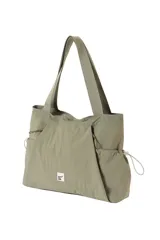 Cartera tipo tote bag de nylon color negro, con bolsillos laterales con cordón ajustable, asas de hombro y detalle de etiqueta frontal.