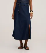 Falda midi de denim en corte evasé, con abertura frontal y cinturón fino de cuero sintético incluido. Confeccionada en algodón, presenta un diseño versátil y moderno.