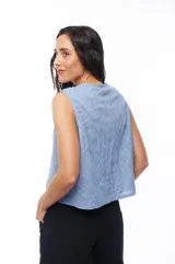 Blusa celeste sin mangas con escote en V y cierre frontal con botones. Presenta un diseño texturizado con líneas verticales y diagonales.