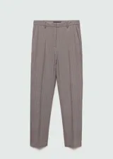 Pantalón de vestir marrón de tiro medio, con diseño crop y corte skinny, trabillas para cinto, bolsillos laterales y cierre oculto con botón, gancho y cremallera.