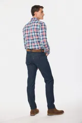 Pantalón de jean clásico de corte recto, color azul denim, con bolsillos traseros y costuras en contraste.