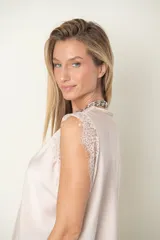 Blusa italiana de satén de seda, color beige, con escote en V y detalles de encaje en el pecho y los hombros, de corte holgado y sin mangas.