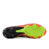 Championes de fútbol New Balance Tekela V4 Pro FG, color negro con degradado a naranja y detalles en verde neón. Presentan el logo de la marca en plateado y suela con tapones verdes.