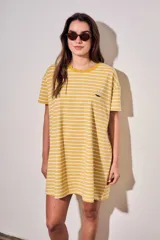 Vestido midi de manga corta con diseño a rayas horizontales amarillas y blancas, cuello redondo y detalle de bordado pequeño en el pecho.