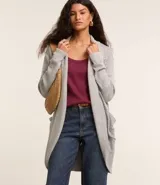 Cardigan alargado de punto color gris, con abertura frontal y bolsillos laterales.