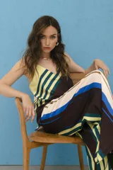 Pantalón palazzo negro con estampado de pinceladas azules, tiro alto y corte amplio.