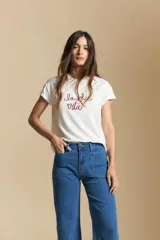 Pantalón de denim azul oscuro, de corte recto y tiro alto, con bolsillos delanteros aplicados y detalle de costura visible.