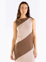 Vestido midi de punto sin mangas con diseño de rayas diagonales bicolor en tonos azul y celeste, escote bote y aberturas laterales en el dobladillo.