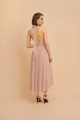 Vestido midi de fiesta confeccionado en microtul, color rosado, con diseño sin mangas, cuello halter fruncido y falda con vuelo de largo midi.