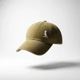 Gorra de béisbol de jean color mostaza con bordado blanco de un pájaro en el frente. Cuenta con visera curva y ajuste posterior.