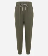 Pantalón tipo jogger de corte holgado con cintura elástica y cordón bicolor ajustable. Presenta puños elásticos en los tobillos y bolsillos laterales.