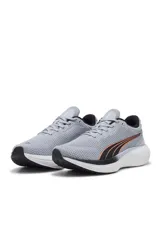 Championes deportivos Puma Scend Pro color gris, con diseño de malla transpirable, suela blanca y amortiguación. Presenta la franja lateral característica de la marca en color negro con detalles naranjas.