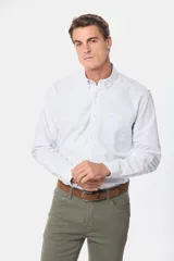 Camisa de vestir celeste con finas rayas verticales blancas, de corte clásico, manga larga y cuello abotonado.