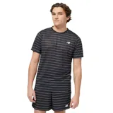 Remera deportiva New Balance de manga corta, confeccionada en tejido técnico con tecnología NB DRYx de secado rápido. Presenta un diseño de rayas horizontales blancas sobre fondo negro y el logo de la marca estampado en el pecho.