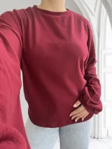 Sweater de punto color borgoña, de corte holgado y mangas largas.