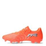 Championes de fútbol Puma Future 9 Play FG/AG, color naranja vibrante con detalles en blanco. Presentan el logo de Puma en el lateral y una suela diseñada para tracción en césped natural y artificial.