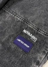 Pantalón jean baggy color gris con efecto stone washed, corte holgado y diseño cargo con múltiples bolsillos y parches bordados en la pierna.