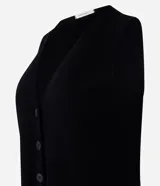 Chaleco Marfinno de corte recto y largo, confeccionado en tricot. Presenta cuello en V, cierre frontal con botones y diseño liso sin estampados.