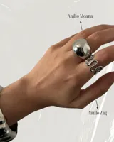 Anillo plateado con forma de gota.