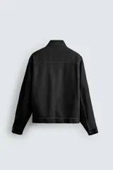 Sobrecamisa de corte regular fit confeccionada en denim de algodón con efecto lavado. Presenta cuello solapa, cierre frontal con cremallera, bolsillos de plastrón en el pecho y mangas largas con puños abotonados.