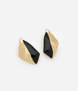 Par de aros de metal con baño dorado, modelo botón con formato de losango y parte esmaltada en negro.