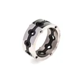 Anillo de acero italiano antialérgico para hombre, color plateado con detalles en negro.