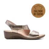 Sandalias de cuero negro con plataforma baja y ajuste con velcro en el tobillo.