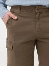 Short cargo de gabardina color marrón de la marca RKF, modelo Kunapro. Cuenta con múltiples bolsillos funcionales en los laterales, delanteros y traseros, presillas para cinturón y cierre con botón.