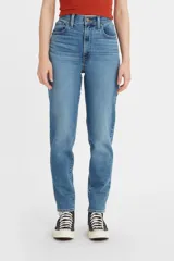 Jeans de mujer, tiro alto, color azul medio con efecto desgastado. Corte 'Mom' con talle alto y pierna que se estrecha hacia el tobillo.