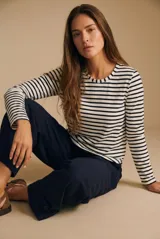 Remera de manga larga con cuello redondo, confeccionada en algodón peinado con diseño de rayas horizontales en blanco y negro.