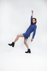 Short de tiro alto con tablones delanteros, confeccionado en crepé fino con estampado de rayas verticales en tonos azul y naranja.