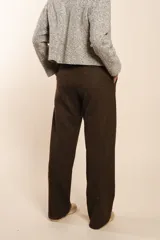 Pantalón de tiro alto y pierna recta color marfil, con bolsillos laterales y confeccionado en lana fina sin teñir.