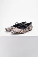 Ballerinas con estampado de piel de serpiente, con tira sobre el empeine y hebilla circular.