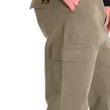 Pantalón de hombre Caterpillar, color verde oliva, corte recto, con bolsillos laterales tipo cargo, bolsillos traseros con solapa y bragueta con cierre de cremallera y botón. Confeccionado en tejido de sarga de algodón.