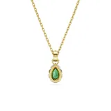 Colgante con cadena dorada y dije en forma de lágrima con cristal verde engarzado en dorado y cristales blancos en el engarce superior.