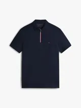 Chomba azul marino Tommy Hilfiger de manga corta y corte regular, confeccionada en algodón. Cuenta con cuello polo, cierre de cremallera parcial con detalles tricolor en el interior y logo bordado en el pecho.
